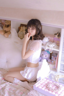 四个女学生的精油按摩